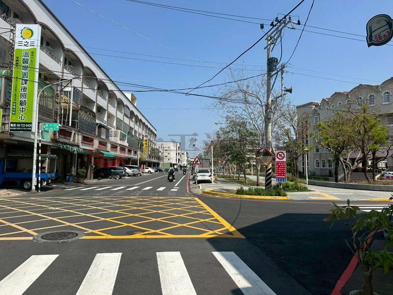 信義一街角窗透天